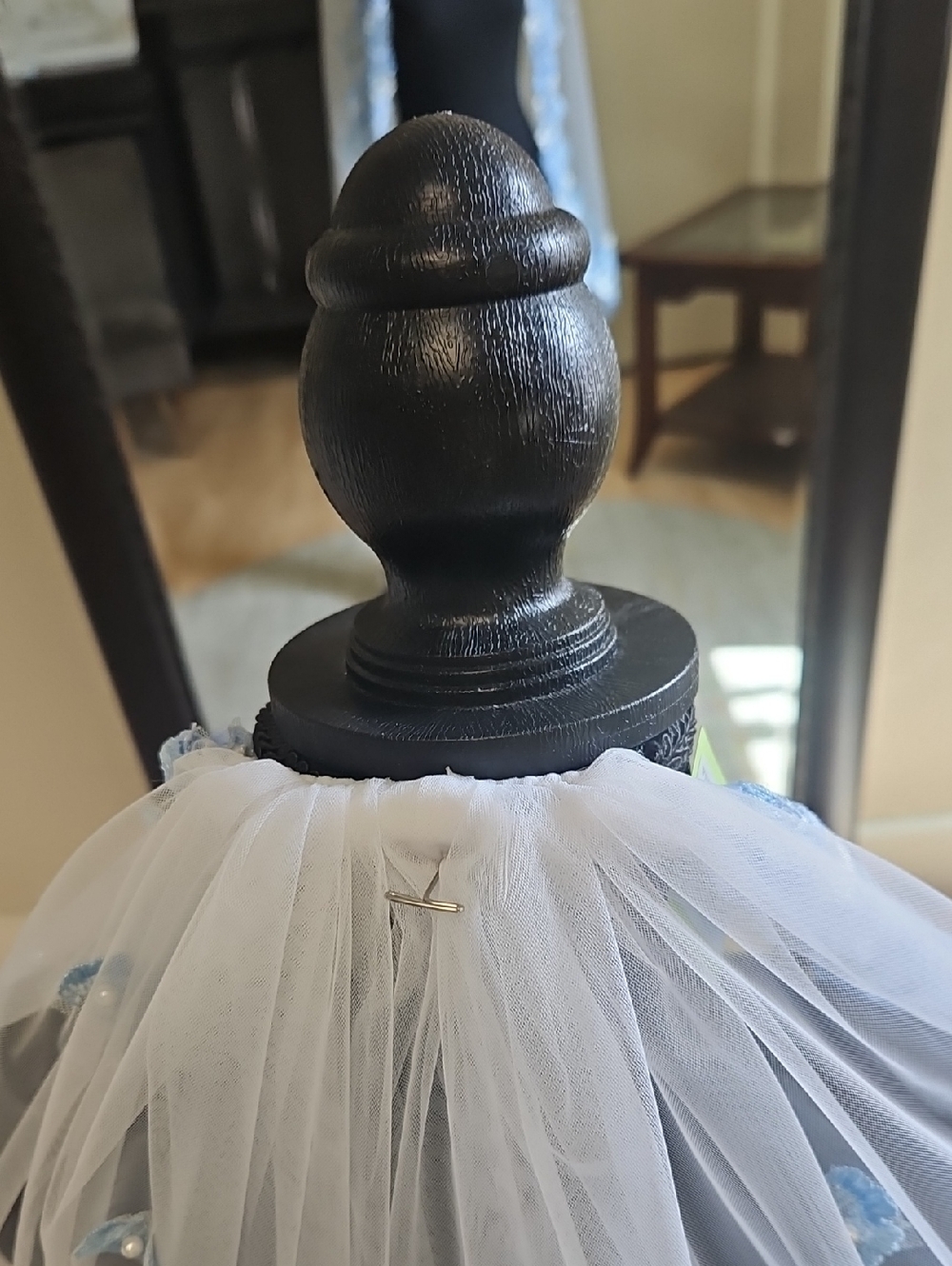 39" white & blue veil, 1 tier, lace applique edge w/ scattered pearls and metal - Picture 10 of 17